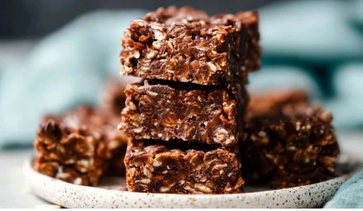 No-Bake Chocolate Fudge Oat Bars served on a ceramic plate